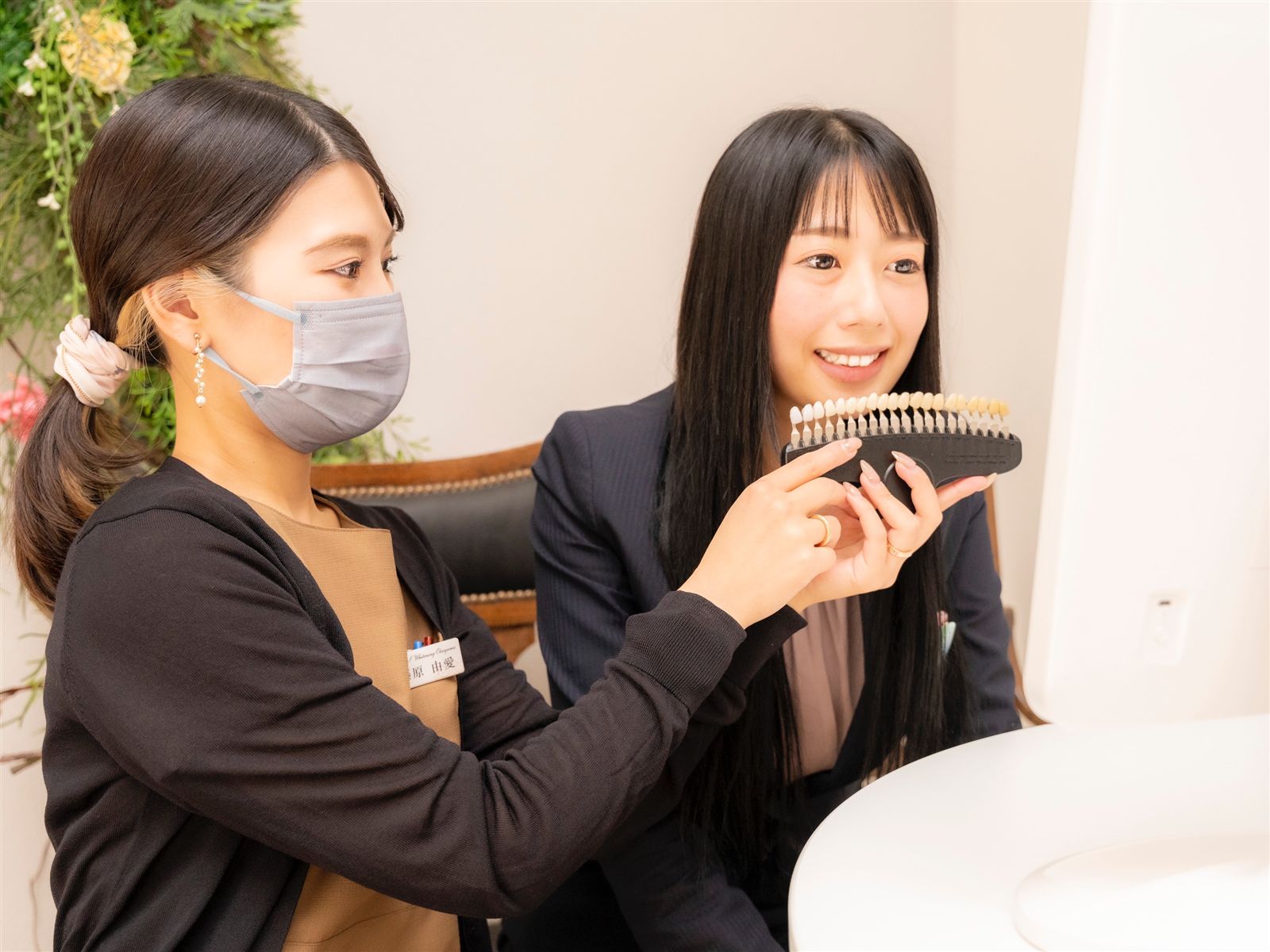 シェードガイドで歯の色を一緒に確かめるカウンセリング